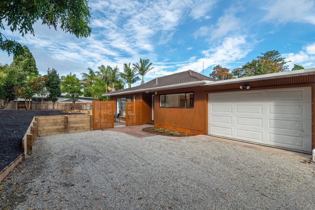 2/7 Tallington Crescent, Torbay, Auckland - Carousel 1