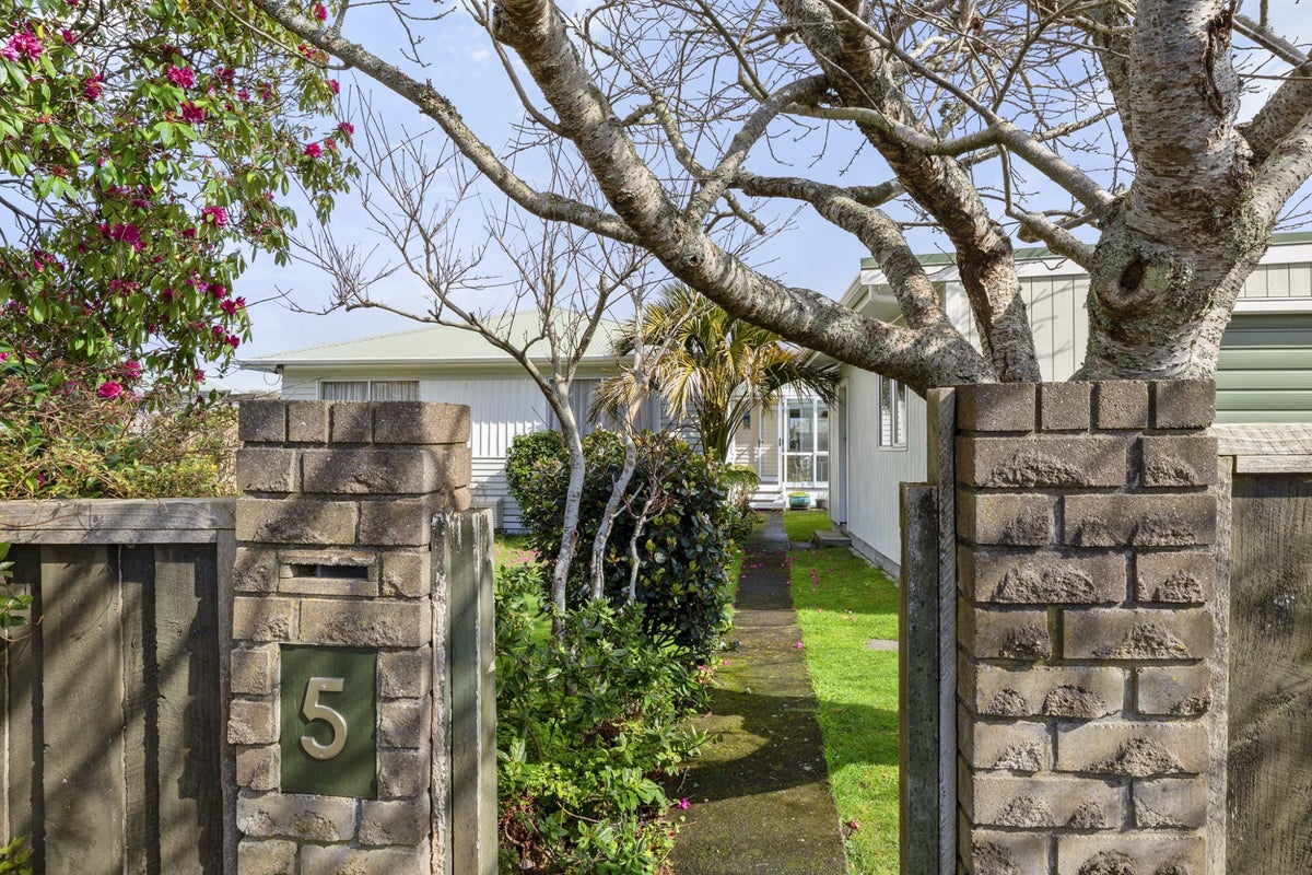 5 Lydford Place, Spotswood, New Plymouth - Carousel 2