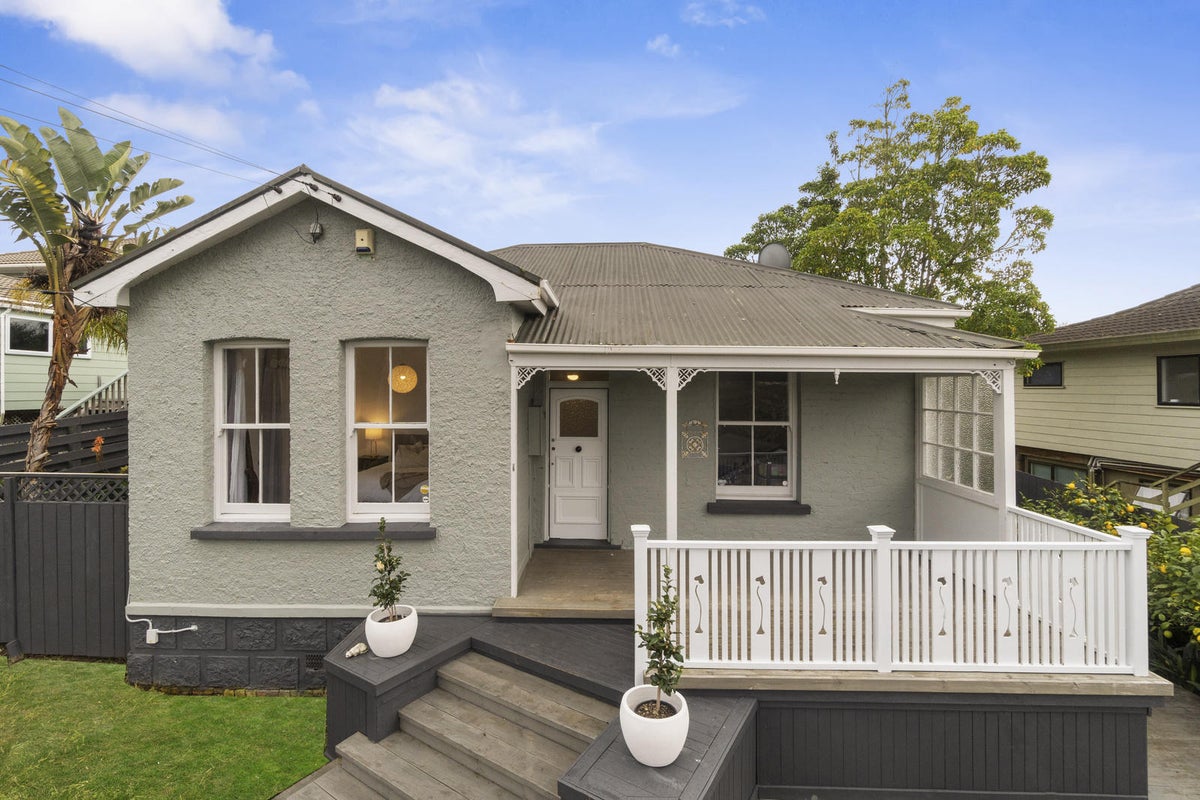 13 South Lynn Road, Titirangi, Auckland - Carousel 1