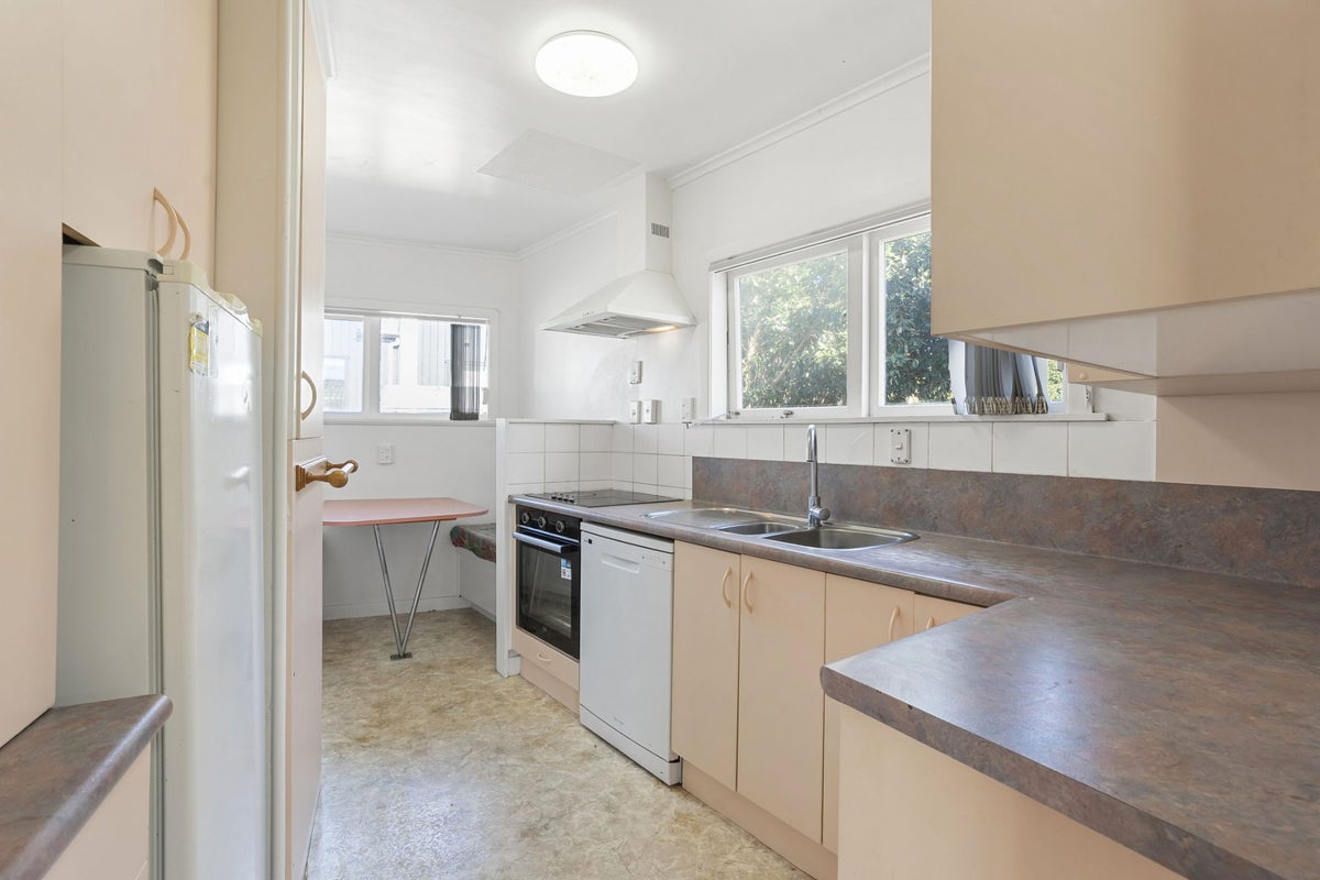 40A Tiroroa Avenue, Te Atatu South, Auckland - Carousel 2