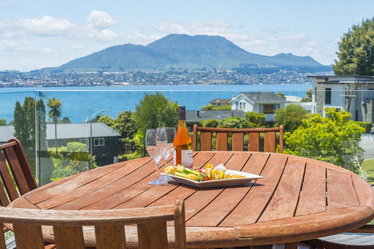 11 Krissell Place, Acacia Bay, Taupo - Carousel 2