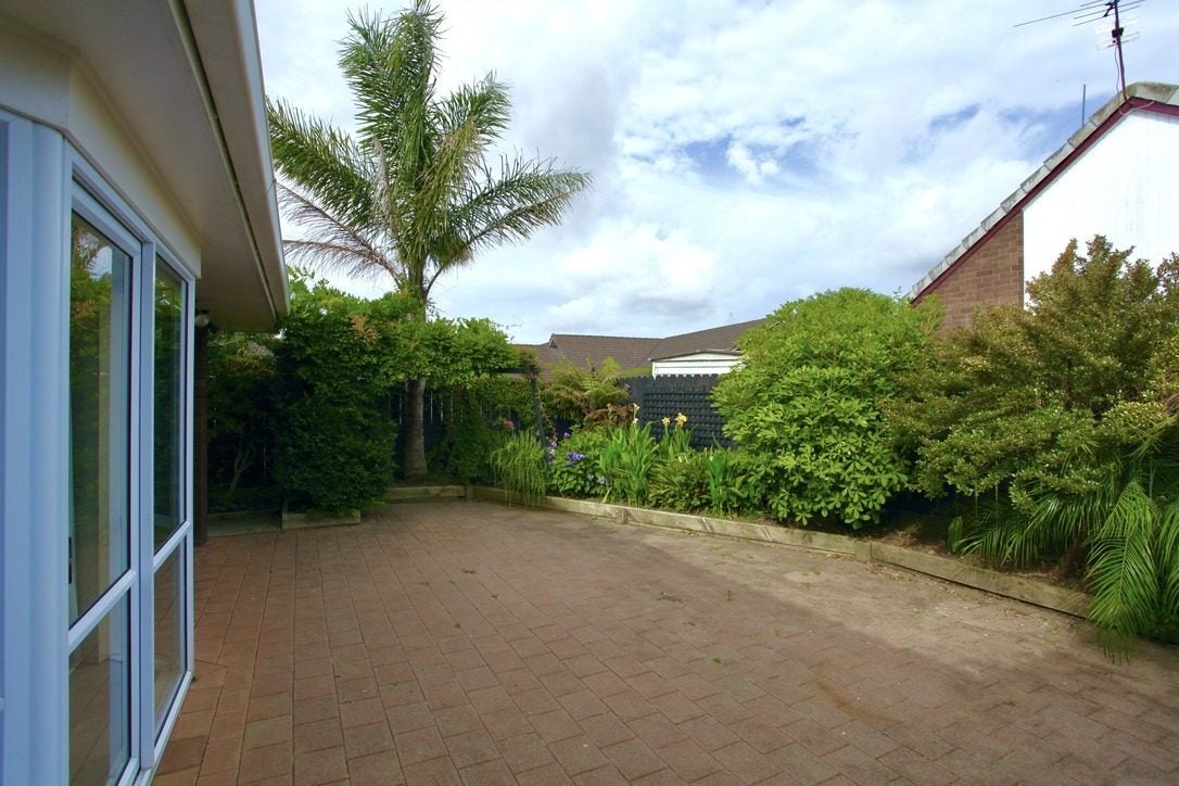 2/10 Kallaroo Place, Botany Downs, Auckland - Carousel 1