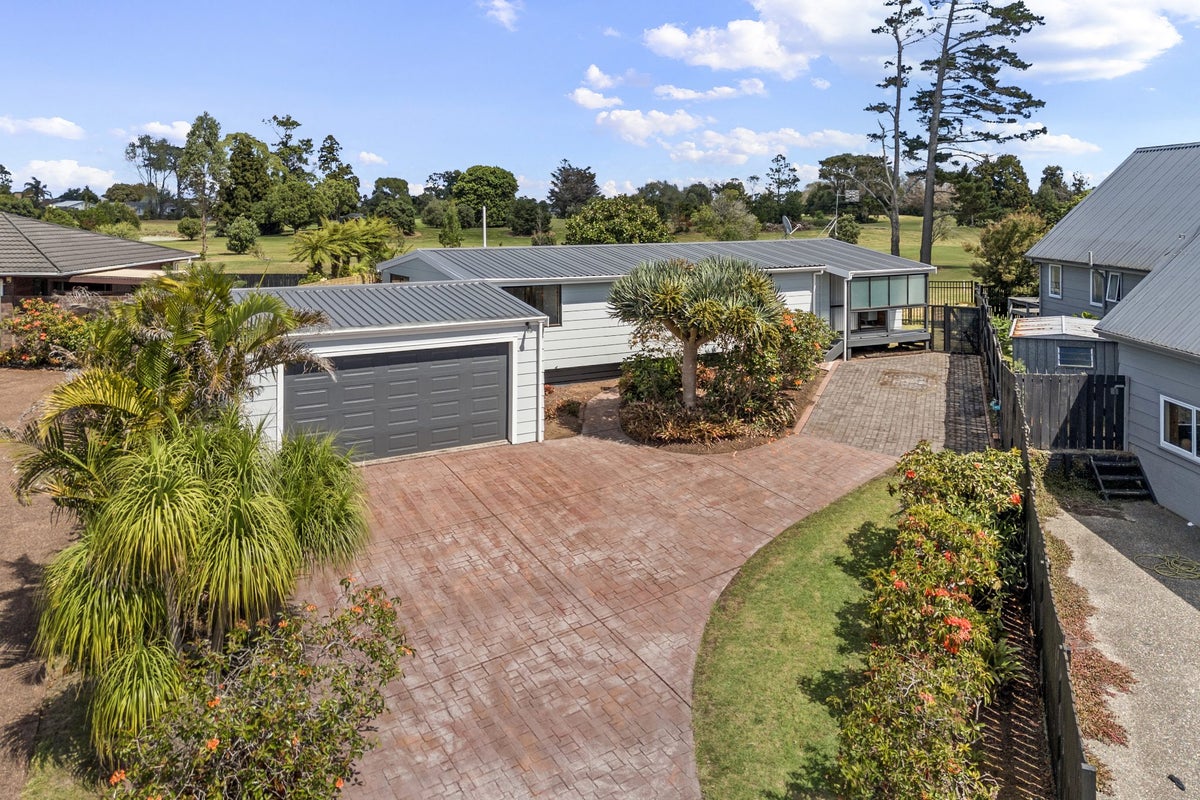 41 Pinehurst Place, Wattle Downs, Auckland - Carousel 1