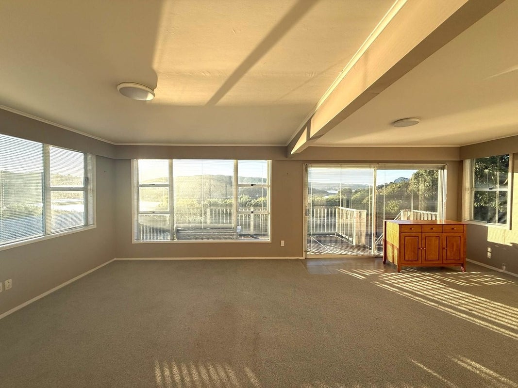 6 Ayr Place, Papakowhai, Porirua - Carousel 2