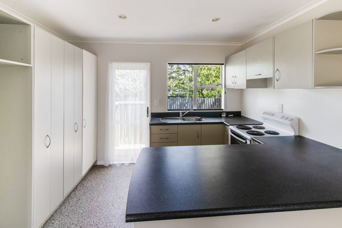 27 Chingford Close, Mangere, Auckland - Carousel 2