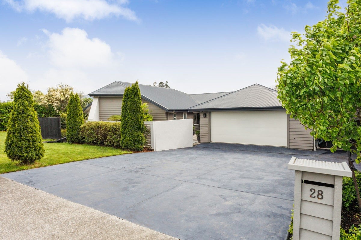 28 Cashmere Drive, Fitzherbert, Palmerston North, Manawatu / Whanganui - Carousel 1