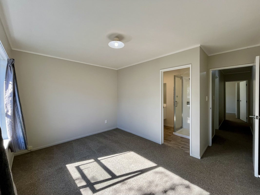 2/5 Woodall Place, Totara Vale, Auckland - Carousel 2