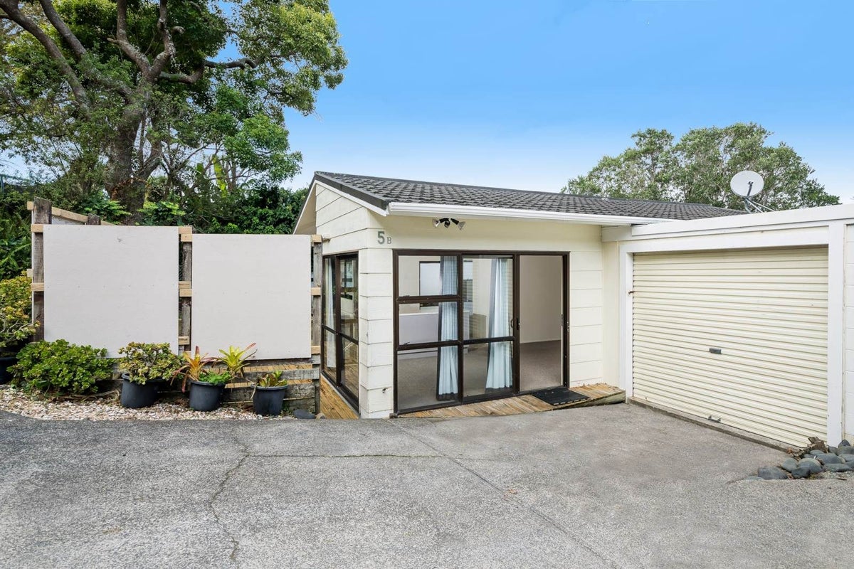 2/5 Phillipa Place, Browns Bay, Auckland - Carousel 1