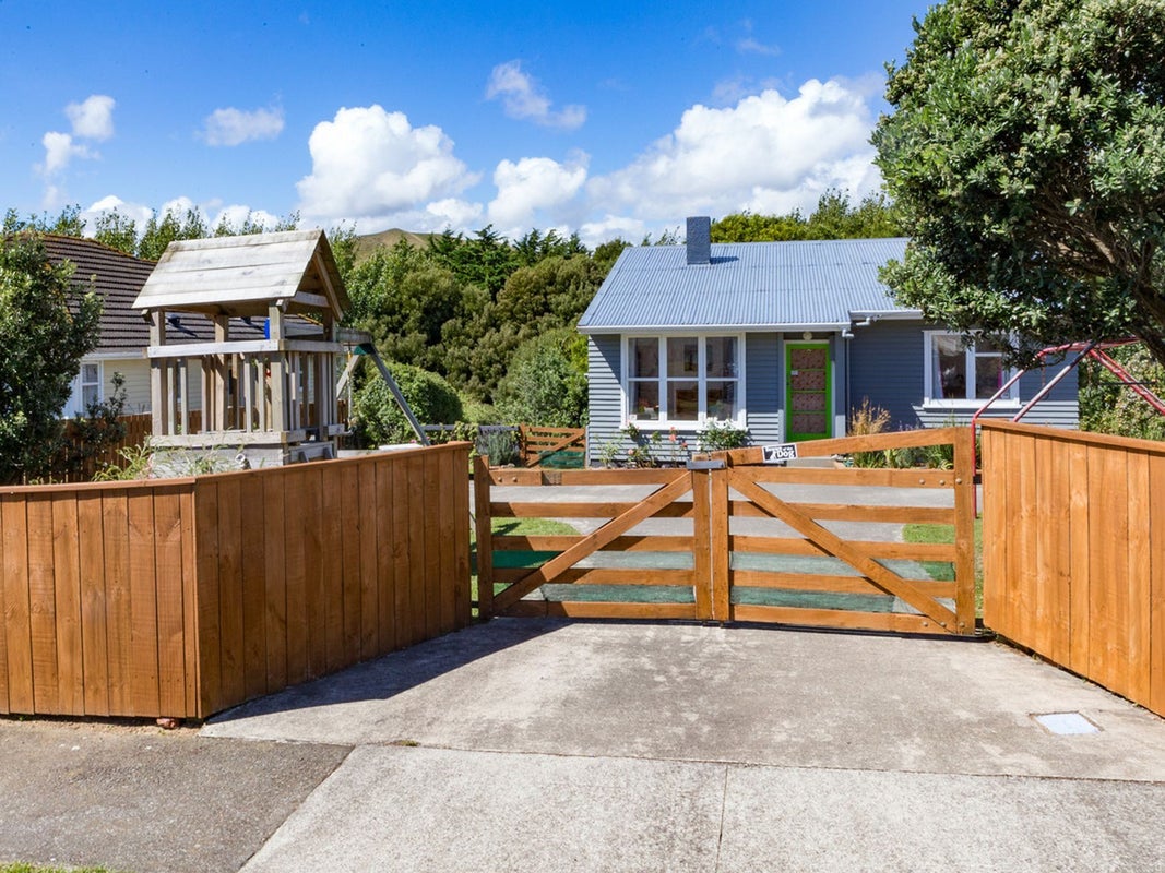 165 Castor Crescent, Cannons Creek, Porirua - Carousel 2