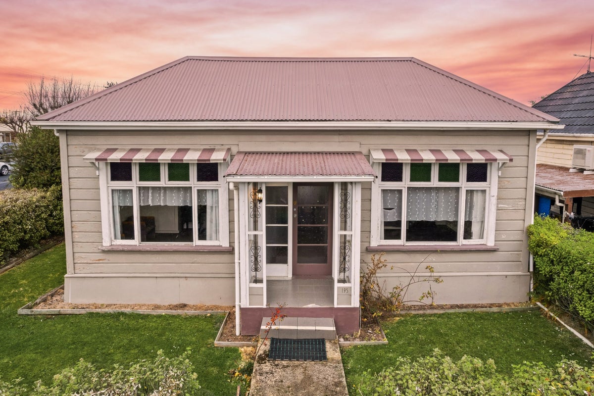 195 Macandrew Road, South Dunedin, Dunedin - Carousel 1