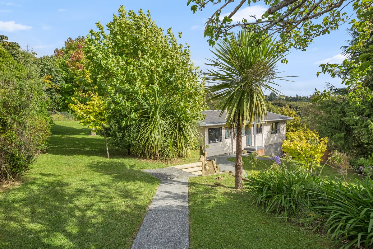 9 Oaklands Grove, Clouston Park, Upper Hutt - Carousel 1