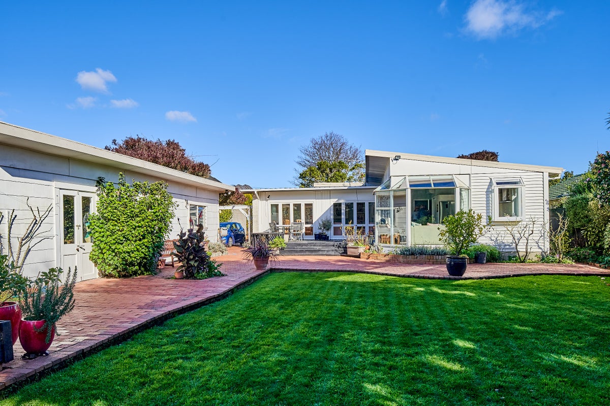 20 Whites Line, WOBURN, LOWER HUTT - Carousel 1