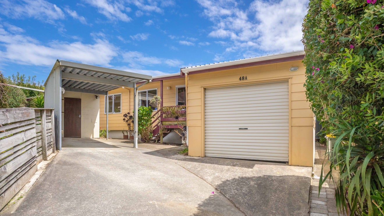 48A Collins Avenue, Tawa, Wellington - Carousel 1