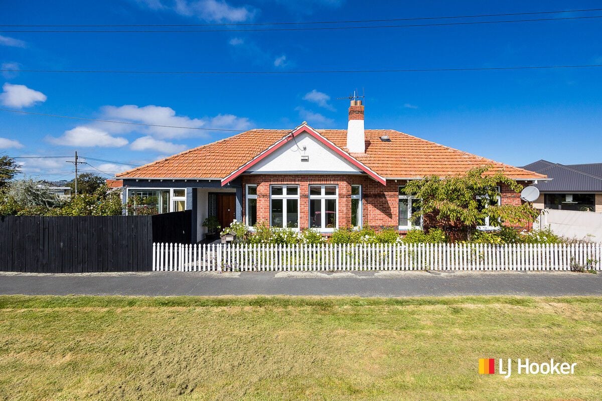 85 Hargest Crescent, Saint Clair, Dunedin - Carousel 1