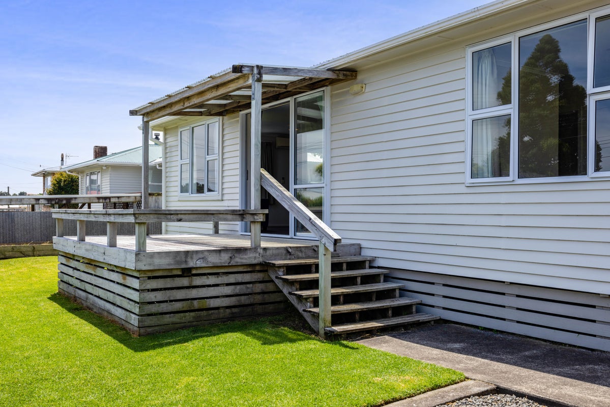 2 Rosendale Avenue, Spotswood, New Plymouth - Carousel 1