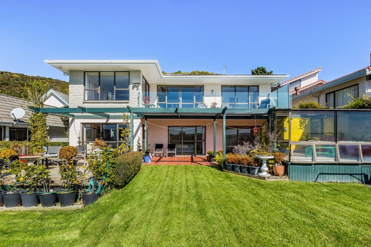 36 Leeward Drive, Whitby, Porirua - Carousel 1