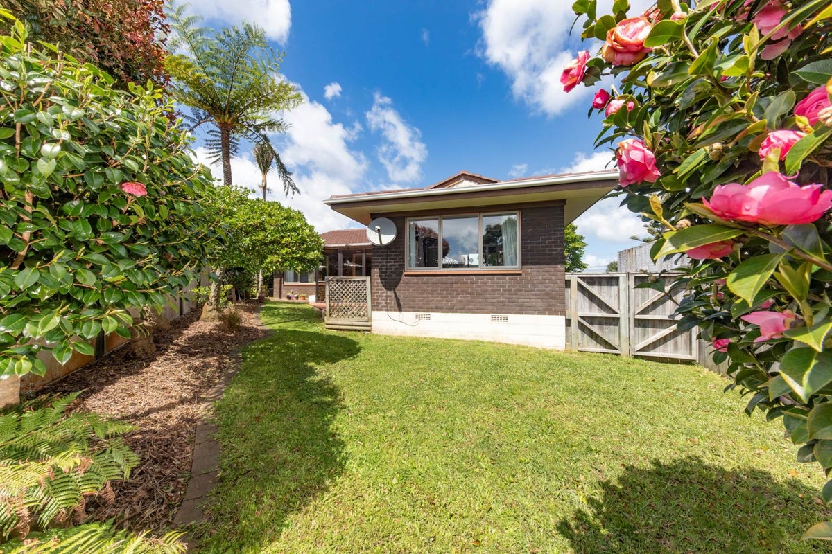 2/127 Golf Road, Titirangi, Auckland - Carousel 1