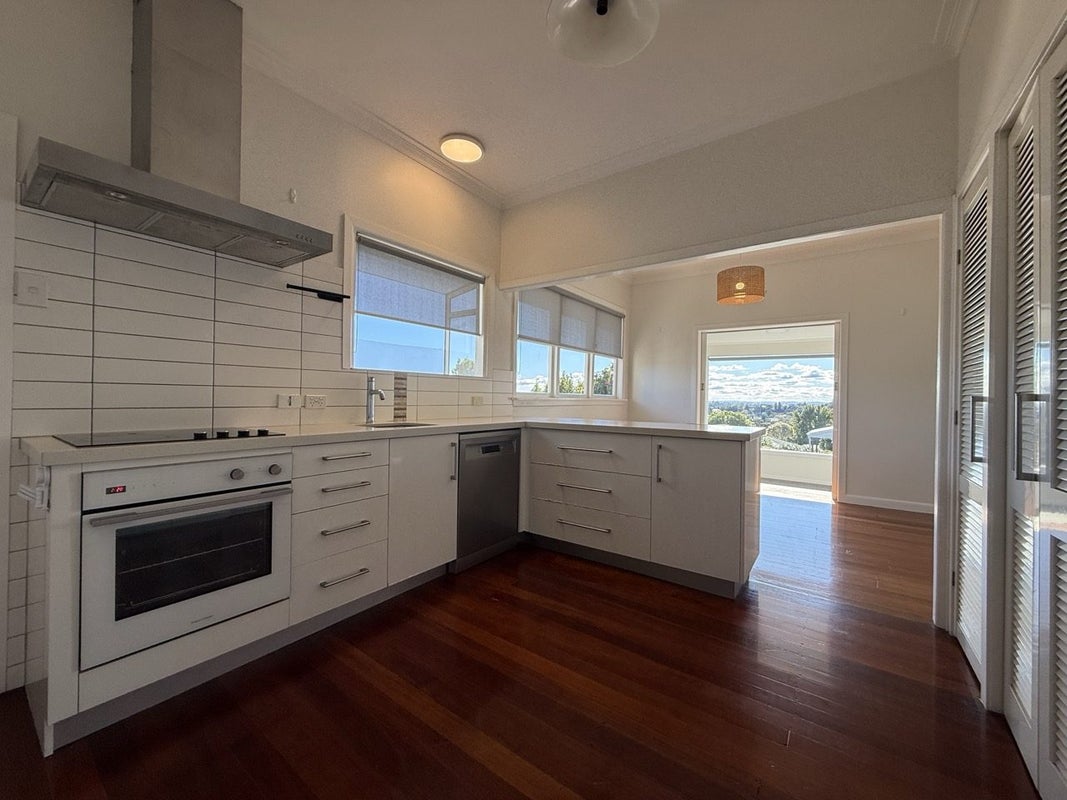 2 Deane Avenue, Titirangi, Auckland - Carousel 2