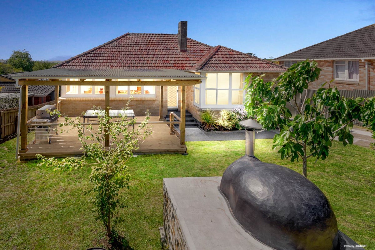 11 Te Wheoro Street, MEREMERE, MERCER - Carousel 1
