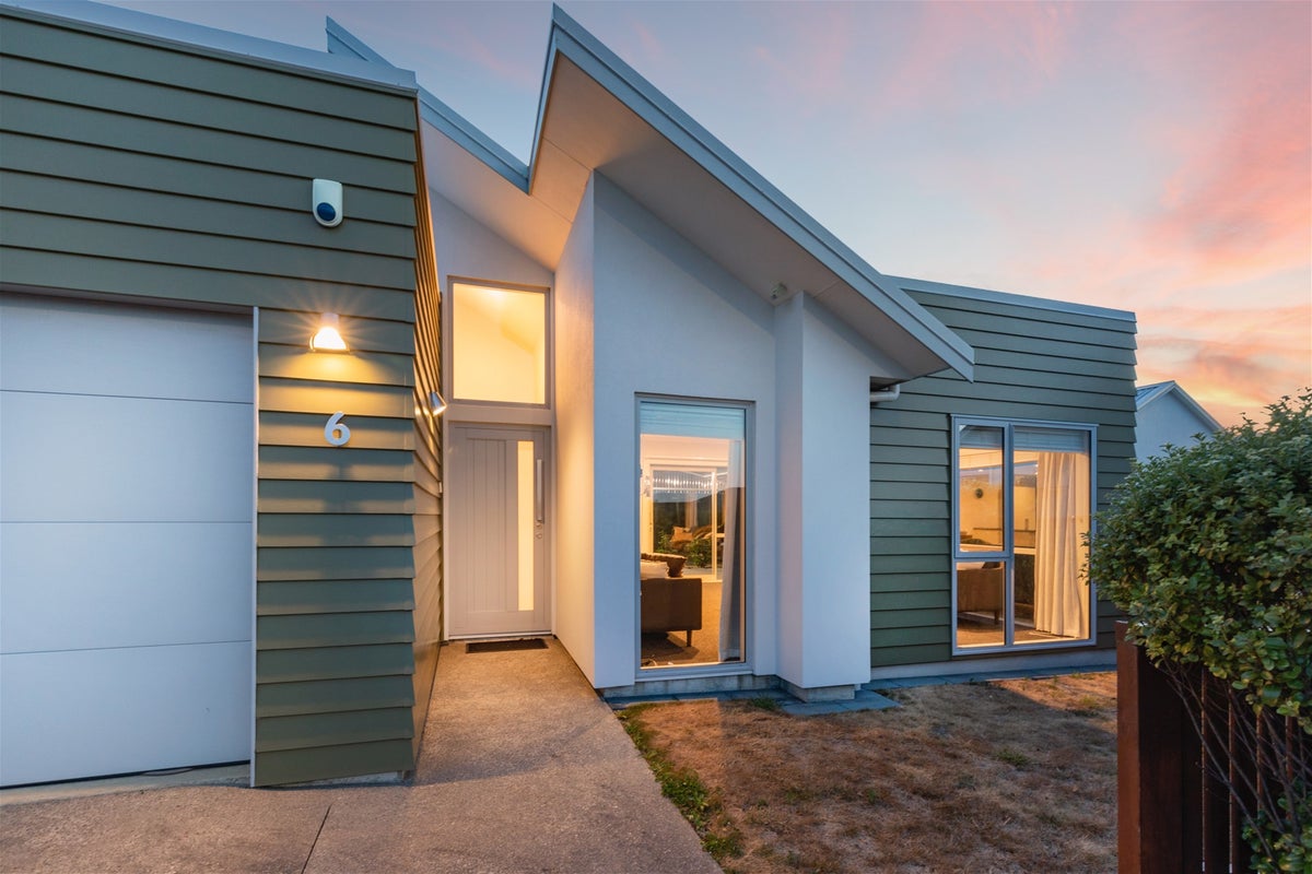 6 Grace Cove, Aotea, Porirua - Carousel 1
