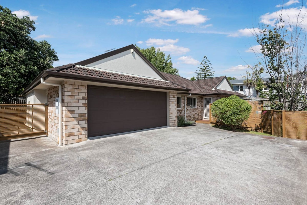 20A Gibraltar Street, Howick, Auckland - Carousel 1