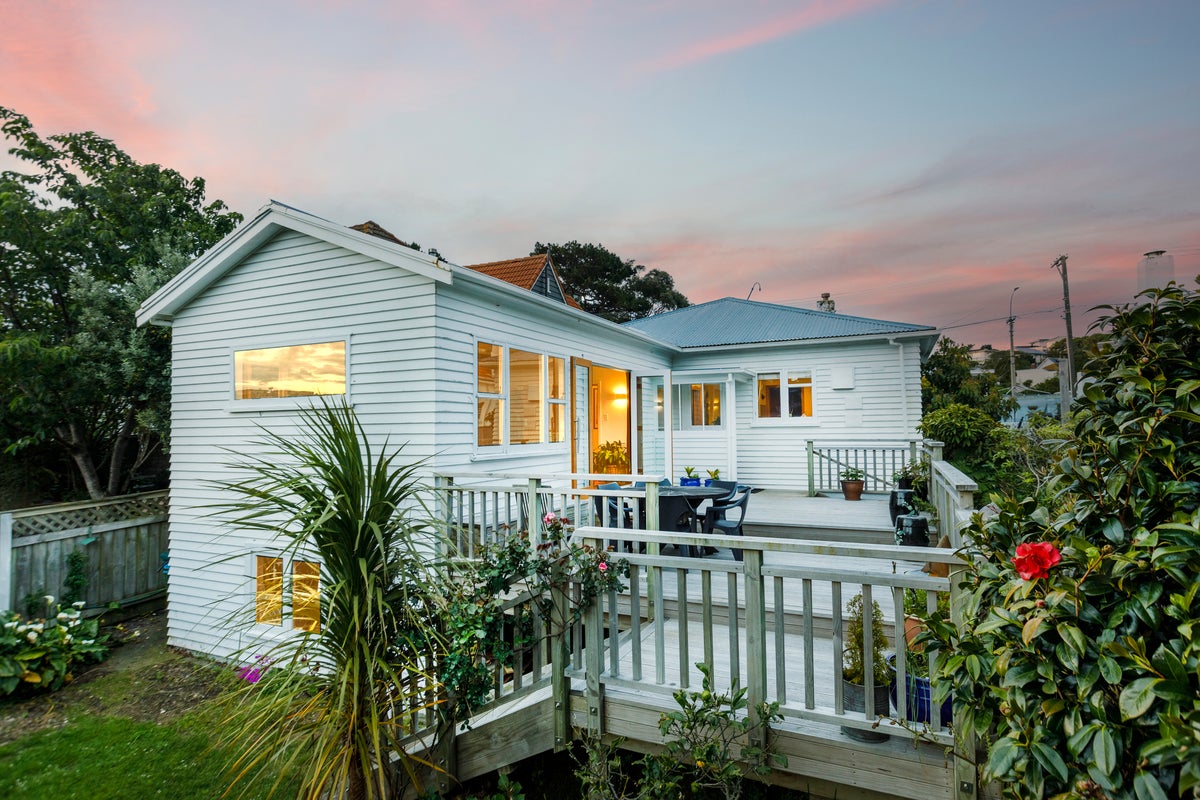 520 Broadway, Strathmore Park, Wellington - Carousel 1