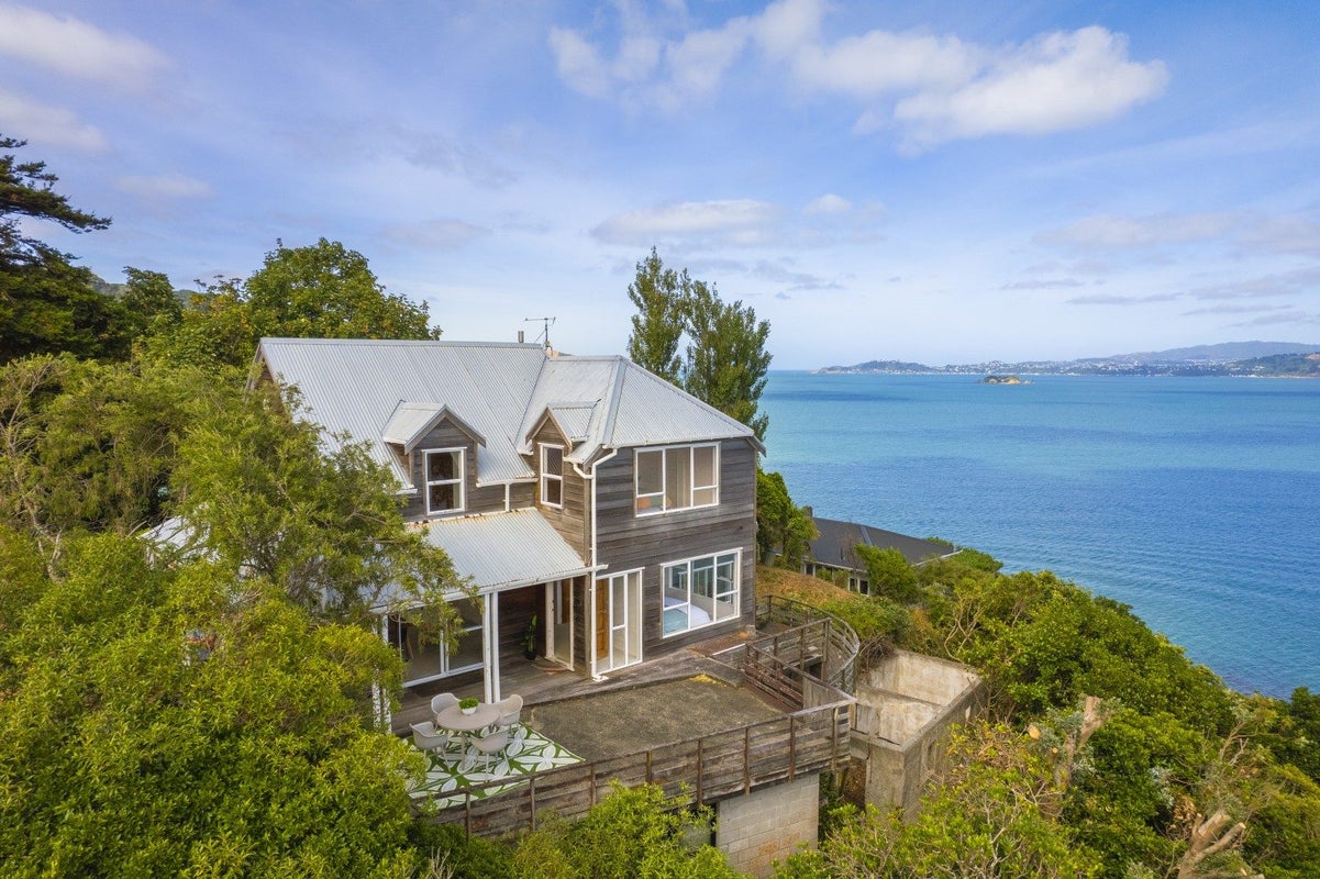 45 Ferry Road, Days Bay, Lower Hutt - Carousel 1