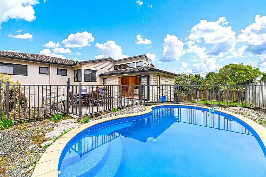 6 Milwaukee Place, Glendene, Auckland - Carousel 1