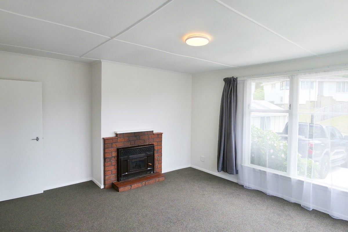 7 Aparangi Crescent, Elsdon, Porirua - Carousel 2