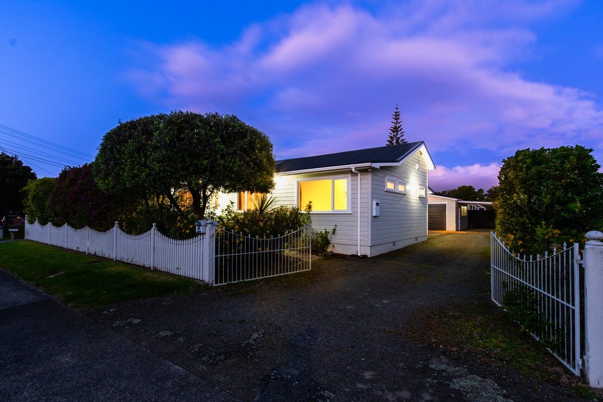 15 Bluegum Road, Paraparaumu Beach, Paraparaumu - Carousel 1