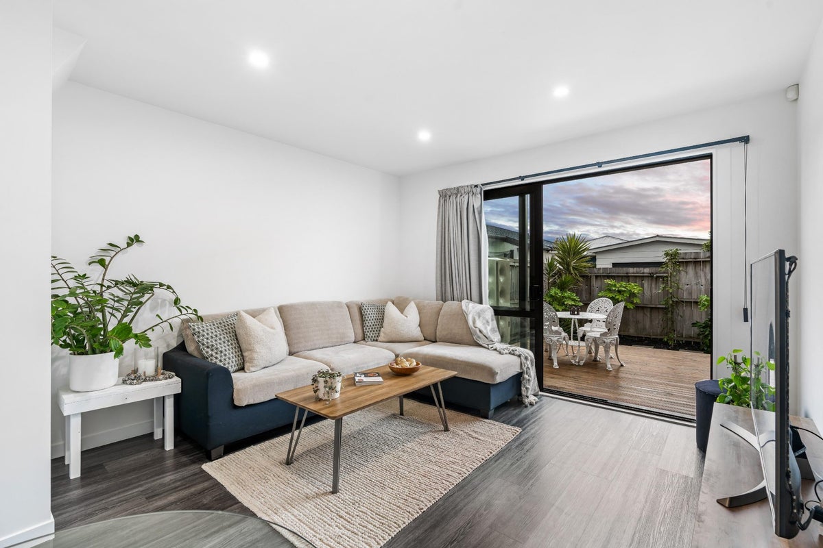 6/3 Abbotleigh Avenue, Te Atatu Peninsula, Auckland - Carousel 2