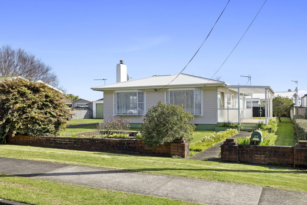 42 Queens Road, Glen Avon, New Plymouth - Carousel 1