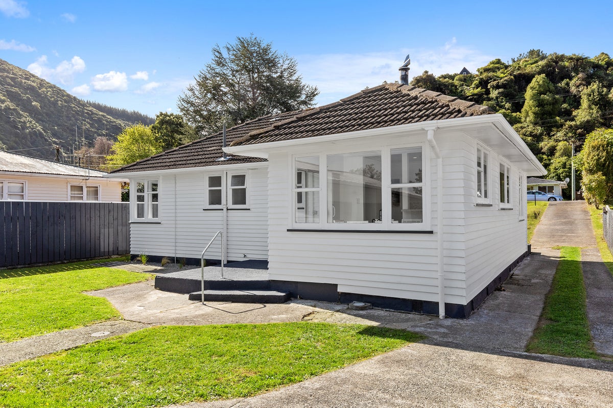 20 Gillespies Road, Birchville, Upper Hutt - Carousel 1