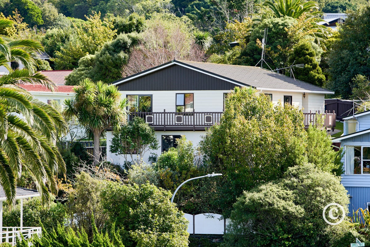 3A Balliol Drive, Tawa, Wellington - Carousel 1