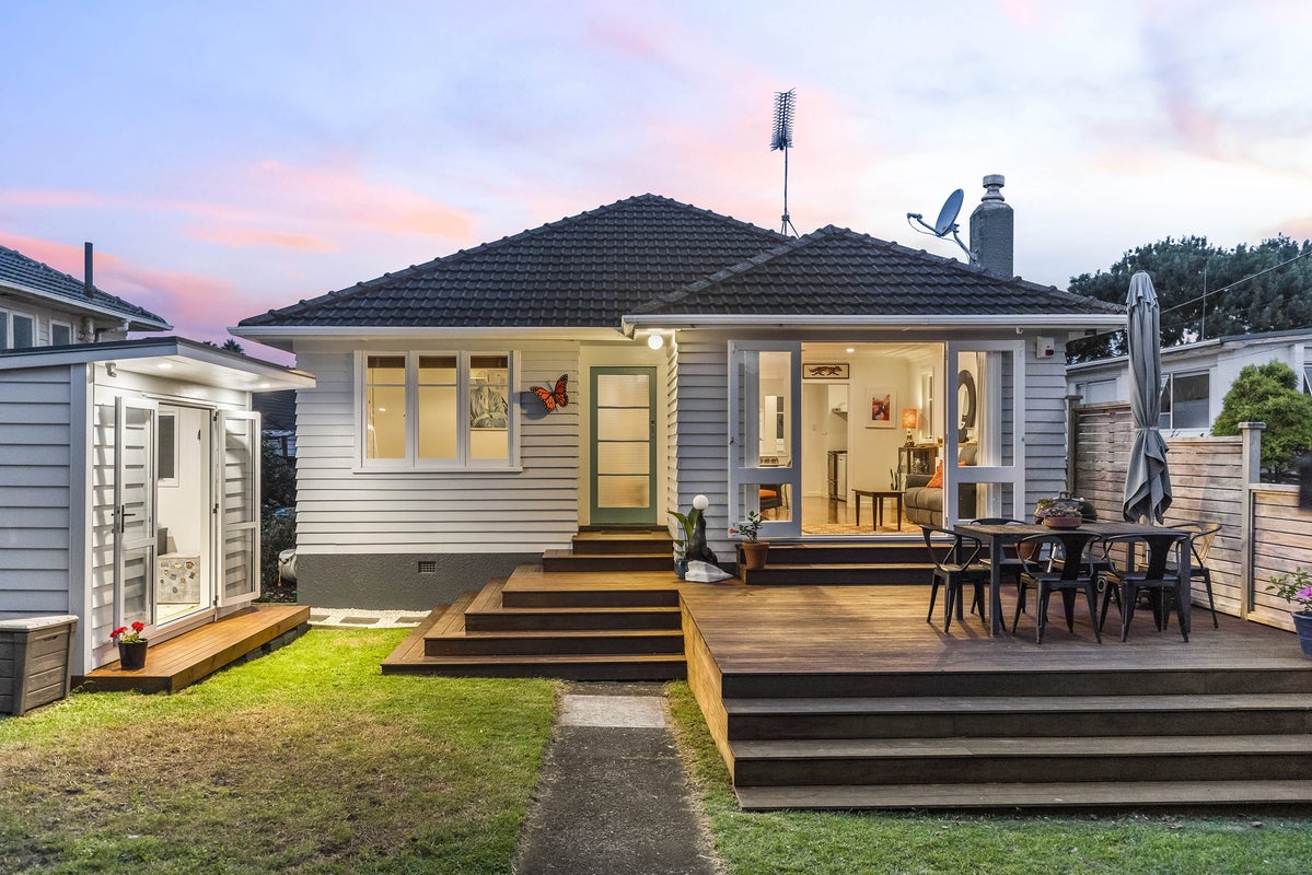 6 Lorraine Avenue, Mount Albert, Auckland - Carousel 1