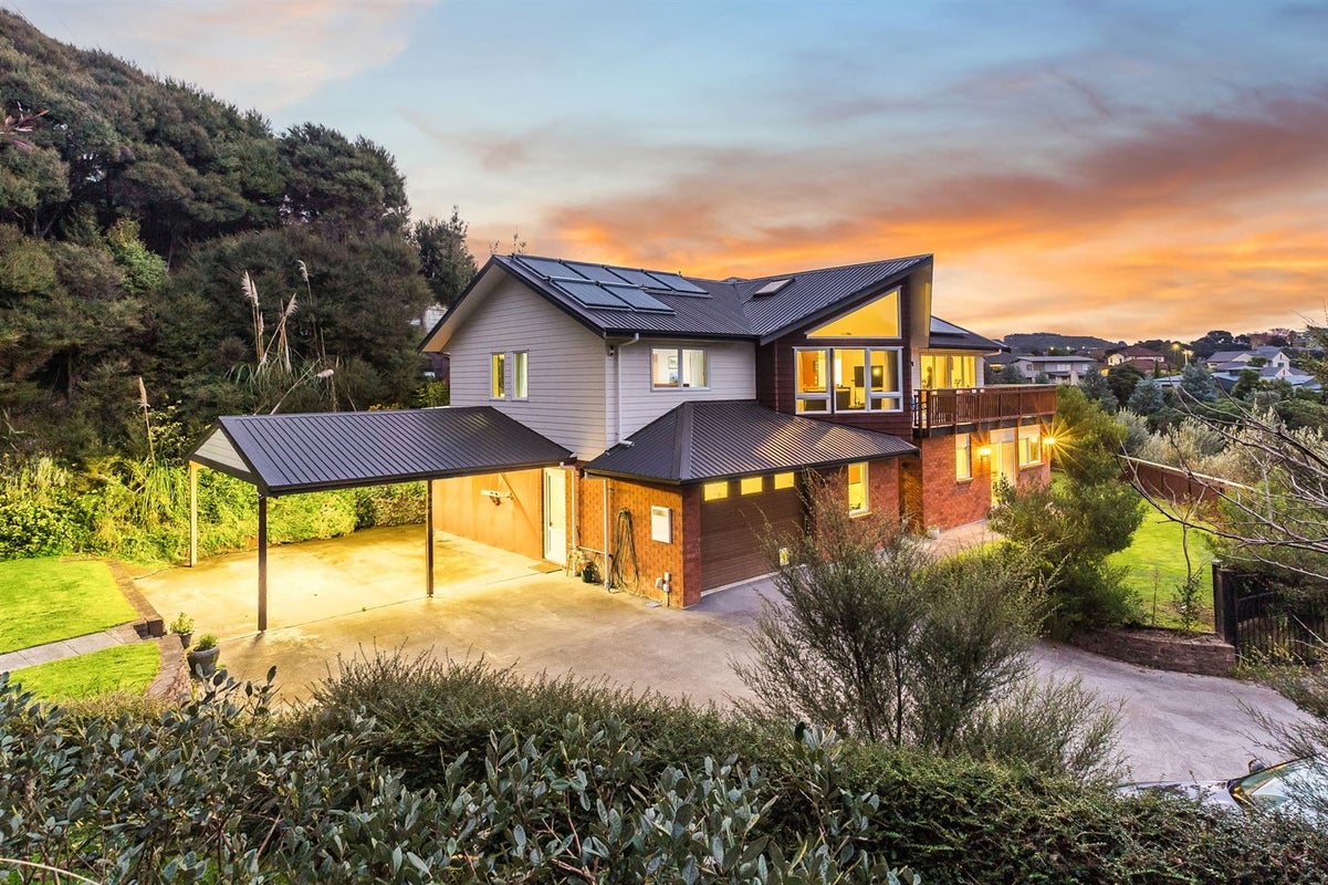 9 Botany Lane, Whitby, Porirua - Carousel 1