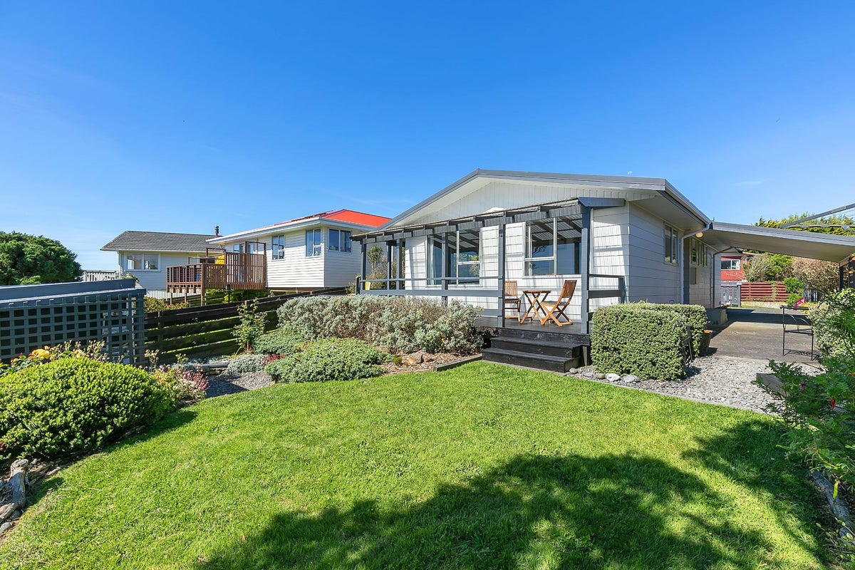 13 Limerick Grove, Ascot Park, Porirua - Carousel 2