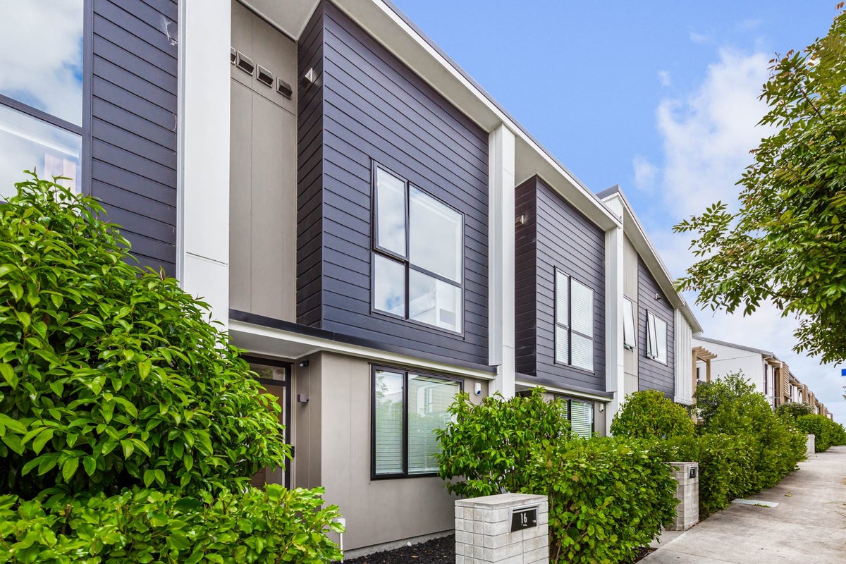 16 Pukewhero Rise, Westgate, Auckland - Carousel 1
