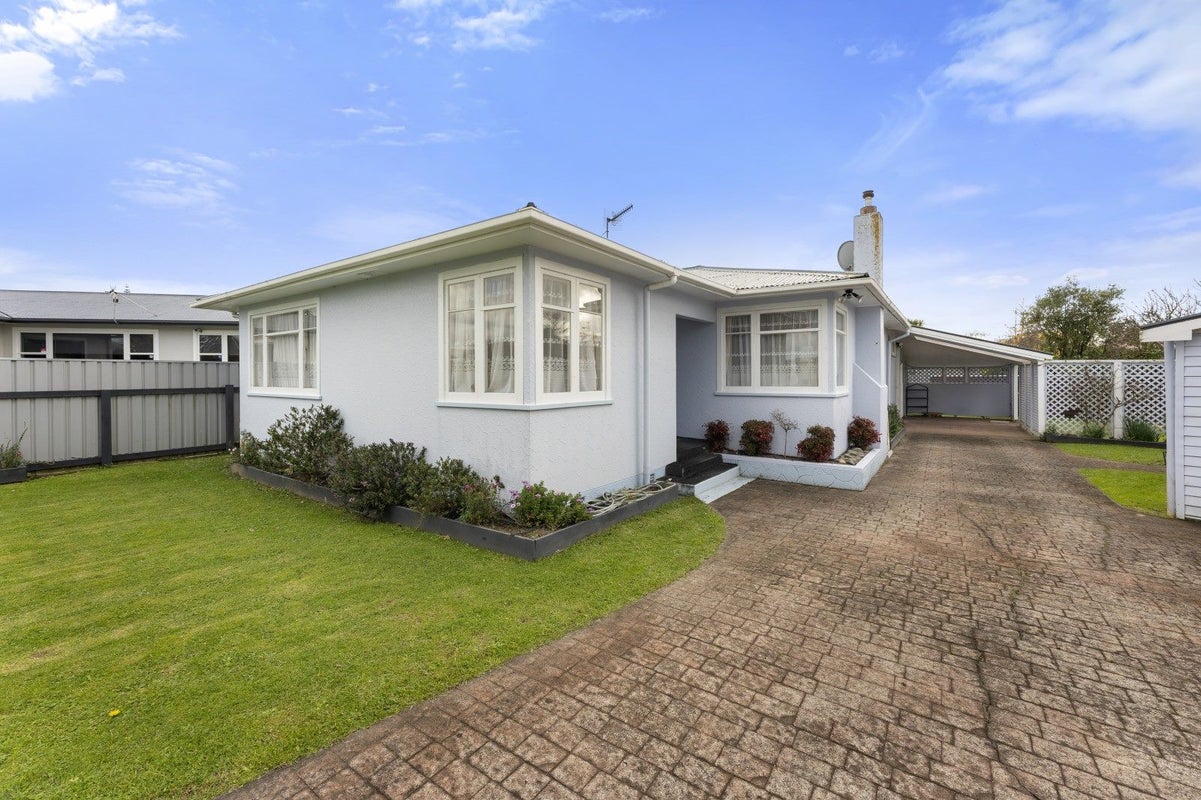 8 Anglesey Place, Awapuni, Palmerston North - Carousel 1
