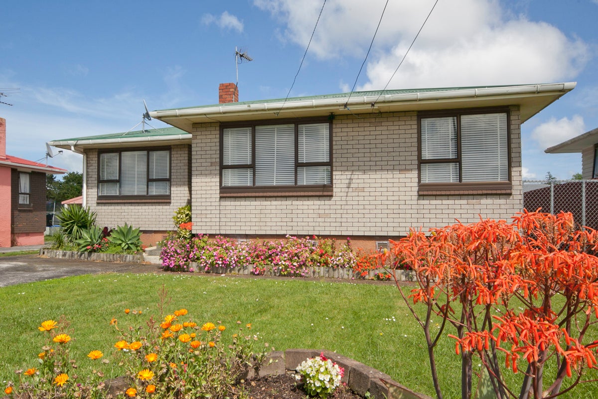 28 Tarata Crescent, Mangere Bridge, Auckland - Carousel 1