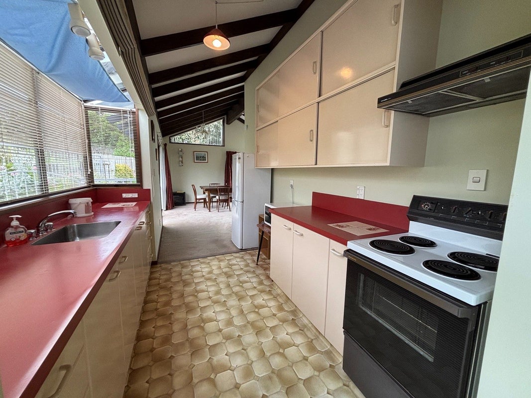 43 Woodside Common, Westmorland, Christchurch - Carousel 2