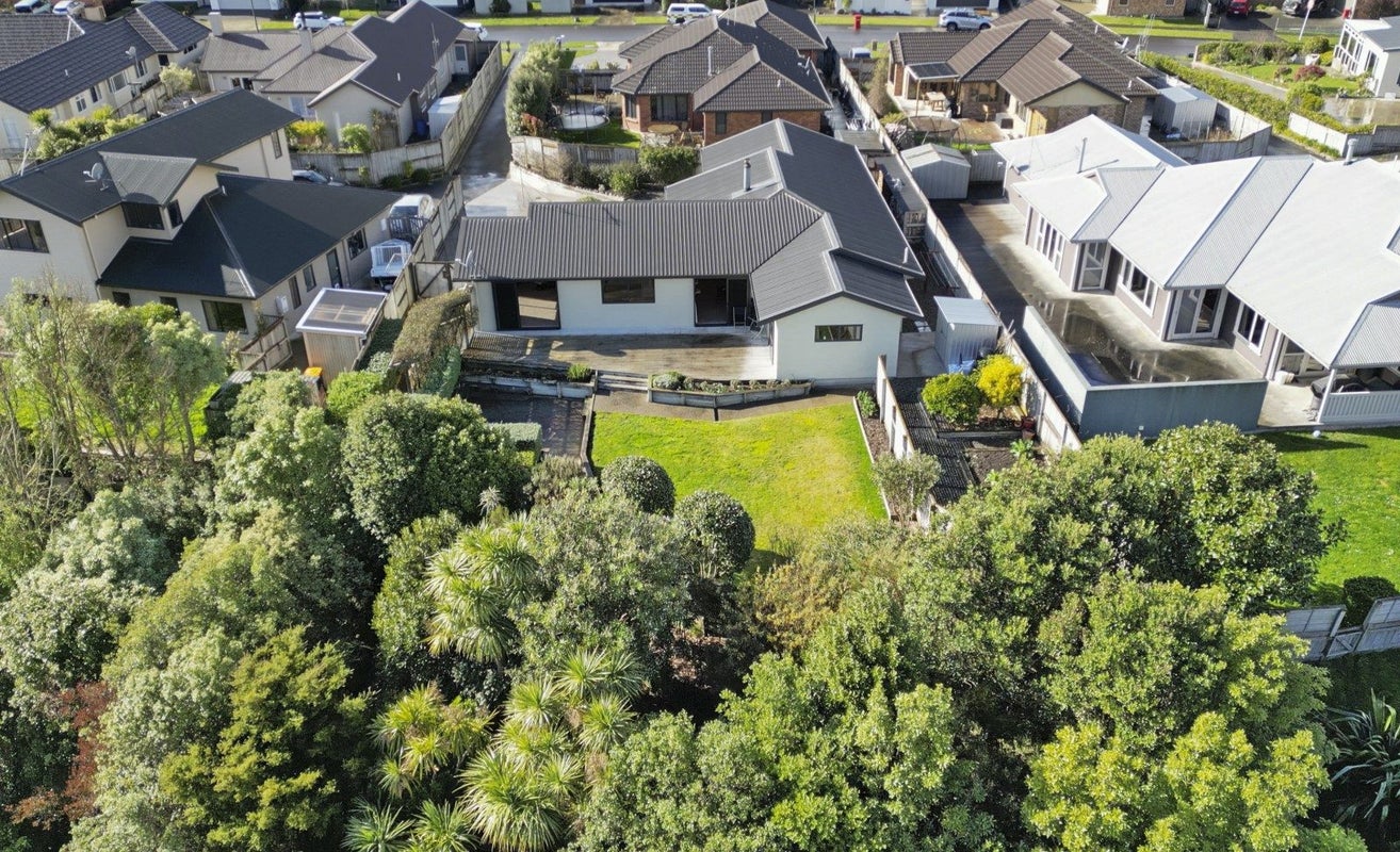 11 Silkwood Place, Fitzherbert, Palmerston North - Carousel 1