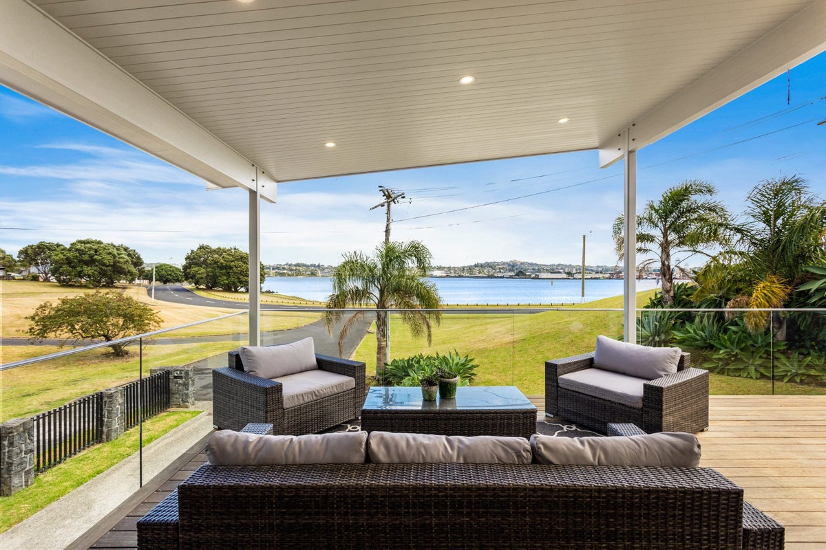 17 Kiwi Esplanade, Mangere Bridge, Auckland - Carousel 2