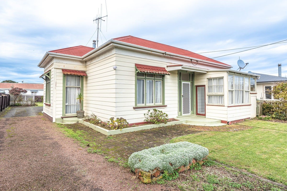 11 Cambridge Street, Gonville, Whanganui - Carousel 2