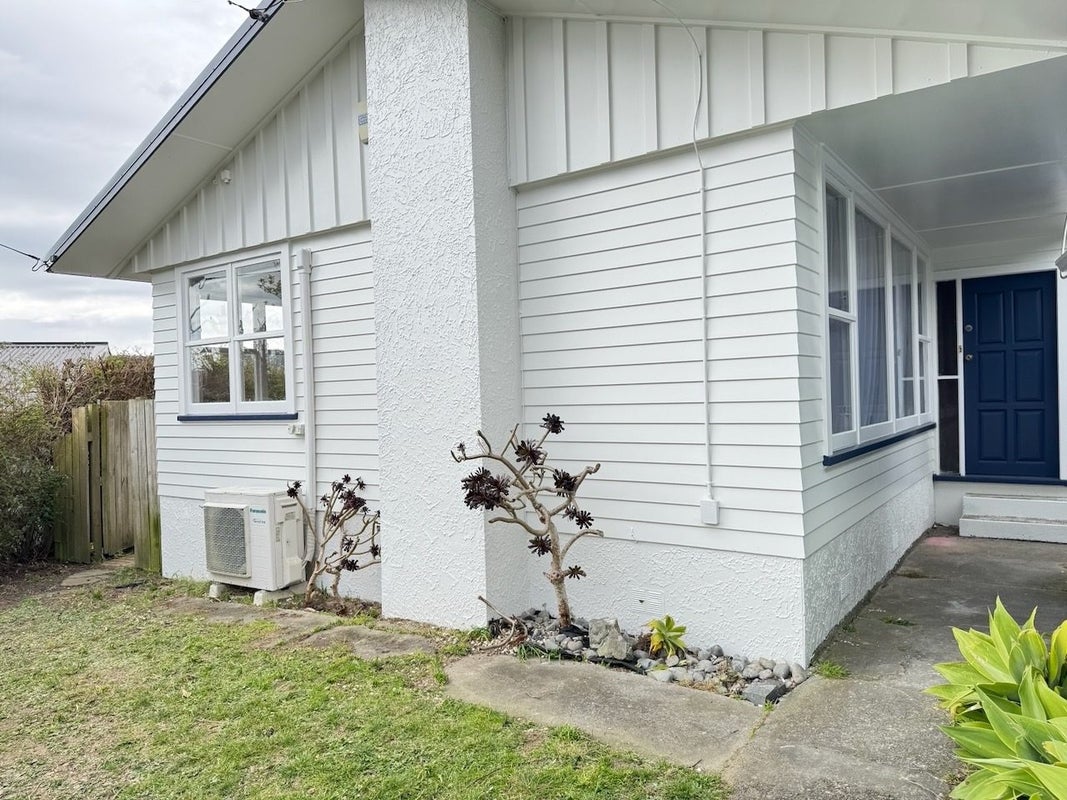 16 Beazley Avenue, Paparangi, Wellington - Carousel 2