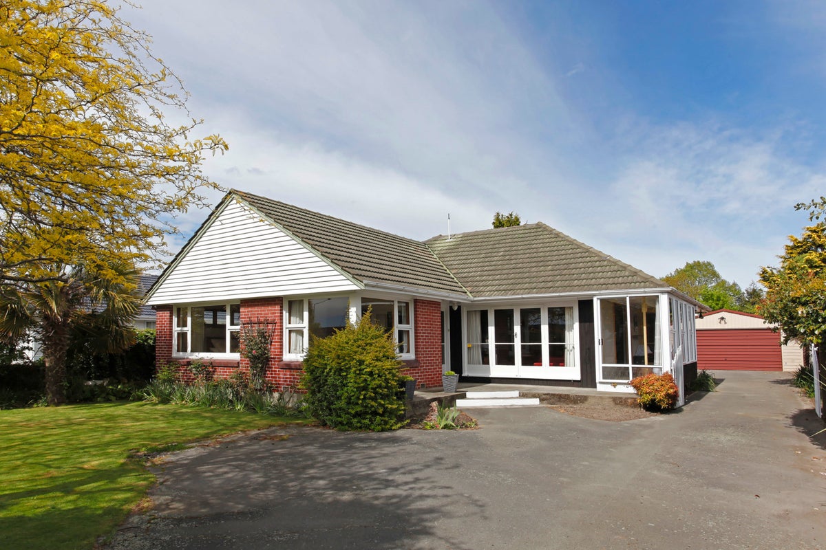 5 Burnside Crescent, Burnside, Christchurch - Carousel 1