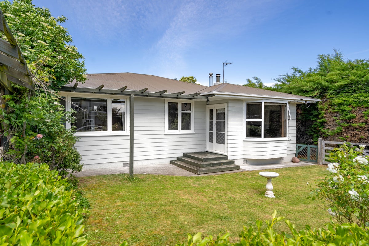 4 Puriri Crescent, Lansdowne, Masterton - Carousel 2