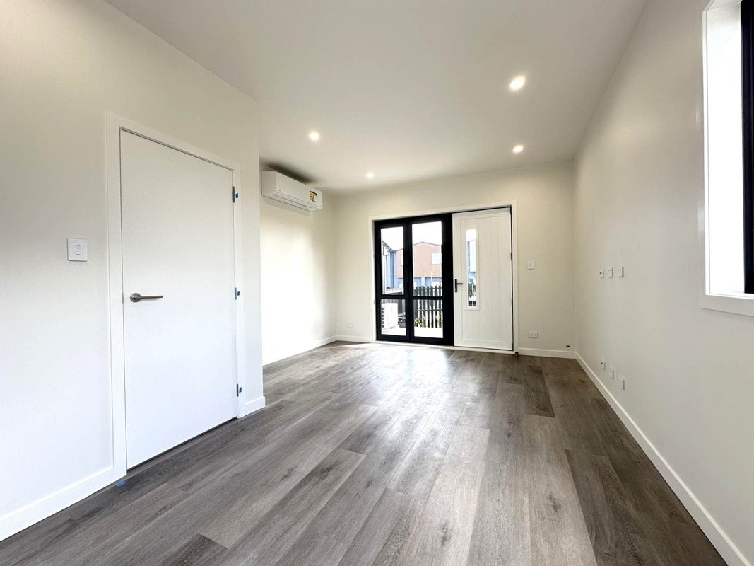 5 Pukanui Avenue, Totara Park, Auckland - Carousel 2