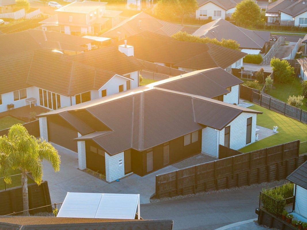 12 Rose Berry Crescent, Flagstaff, Hamilton - Carousel 1