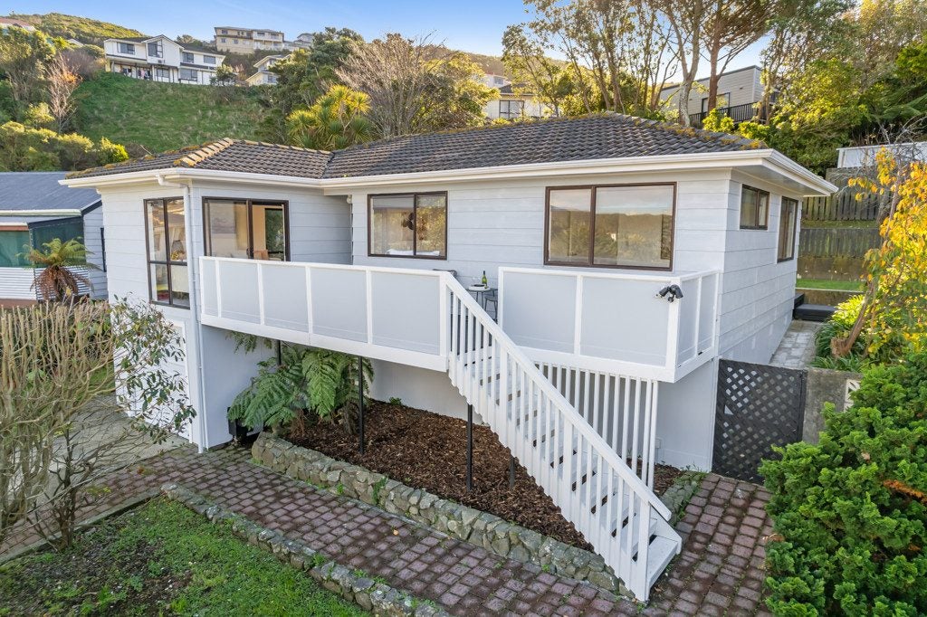 8 Forglen Place, Tawa, Wellington - Carousel 2